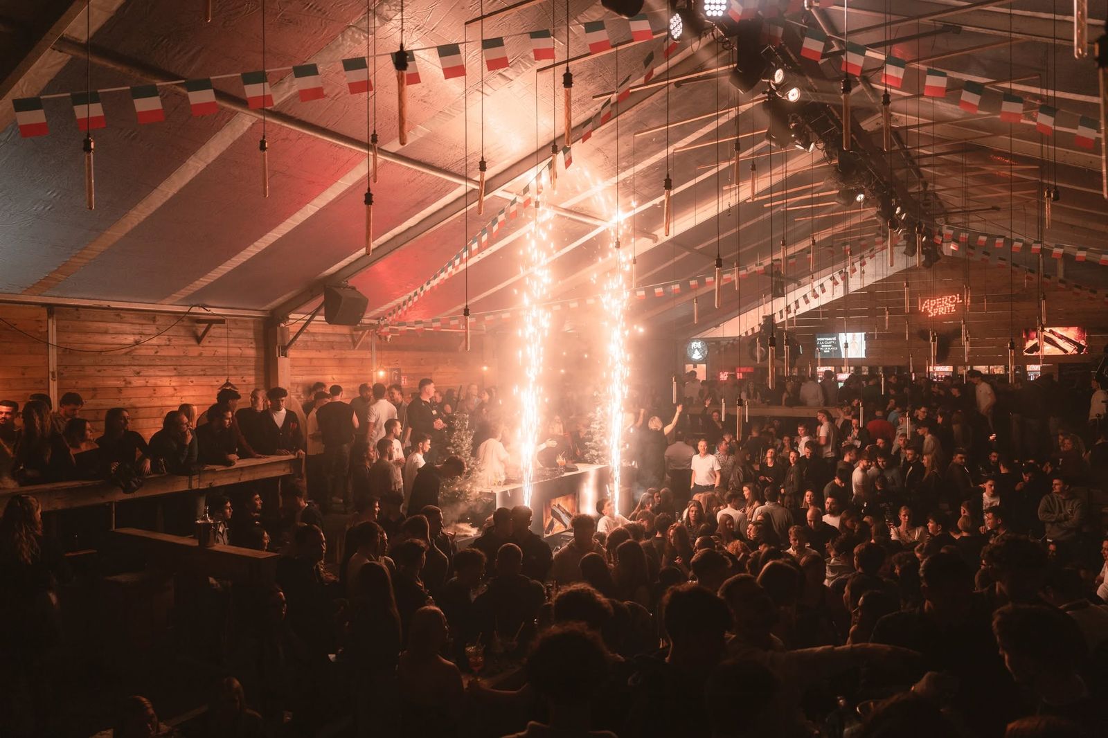 Soirée au Refuge d’Hiver : la salle pleine, fontaines d’étincelles autour du DJ